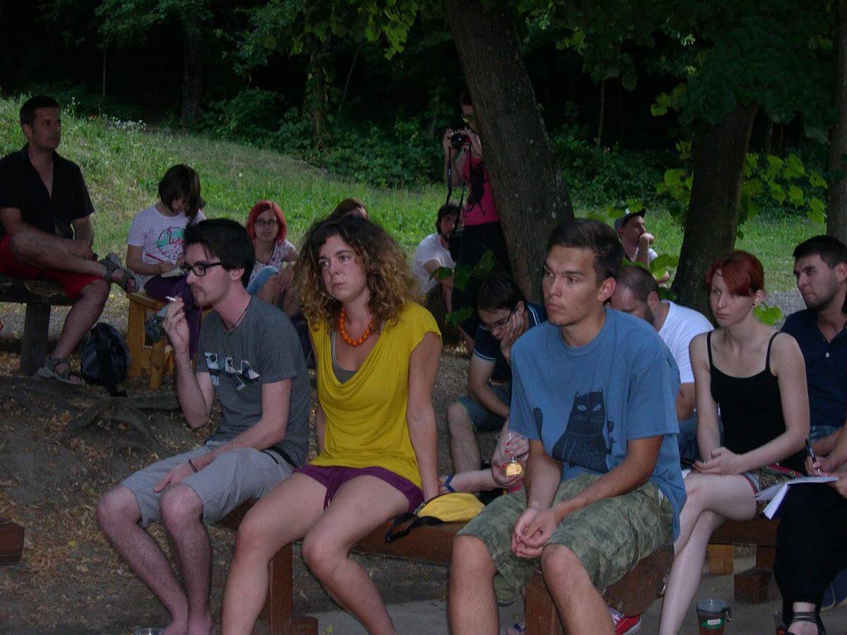 Nyár szakad, ropognak a nyárson a békemadarak – FISZ-tábor – első nap