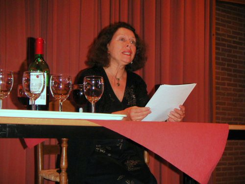 Testtel, hanggal, képversekkel