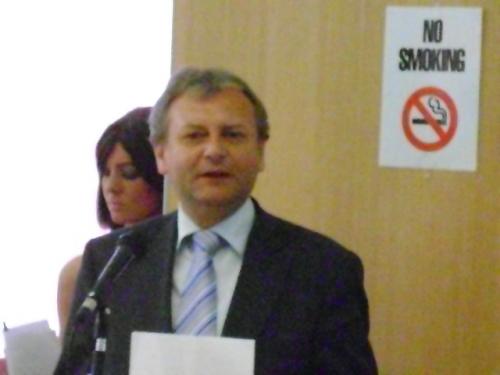 Hiller miniszter elvtárs