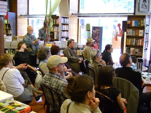 Az érdeklődők, pályatársak, közönség