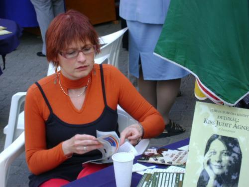 Kiss Judit Ágnes mereng és betűz