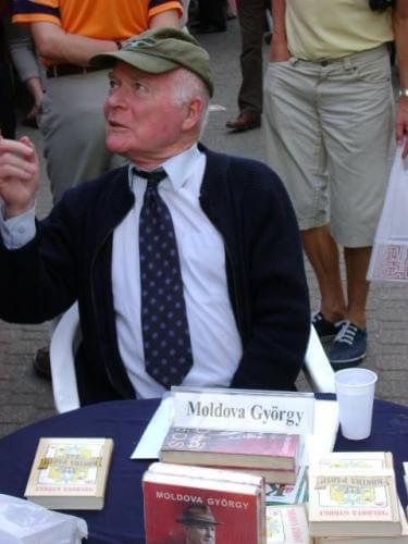 és óvva inti a nemzetet.