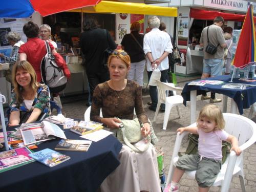 Molnár Krisztina Rita költő és Szveteszky Zsuzsa írónő mellett ülök