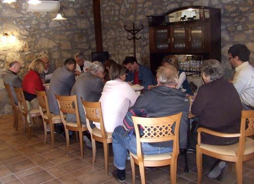 Ugyanők a tárgyalóban 