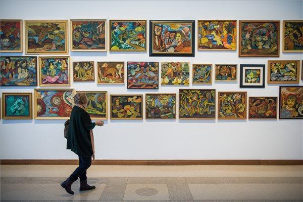 Érdeklődő a Balázs János festményei a Horn gyűjteményből című kiállítás sajtójárásán a fővárosi Műcsarnokban – MTI/Balogh Zoltán