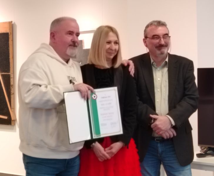 A háttérben állás ethosza