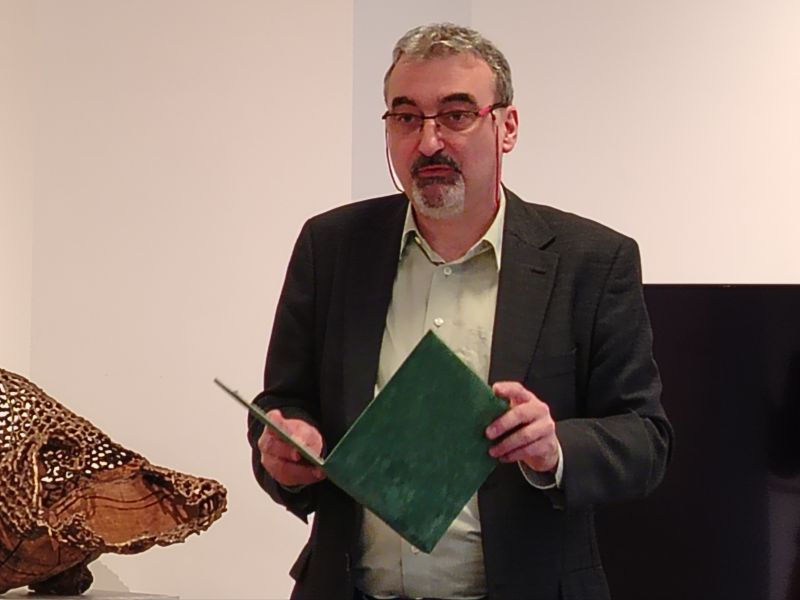 A háttérben állás ethosza