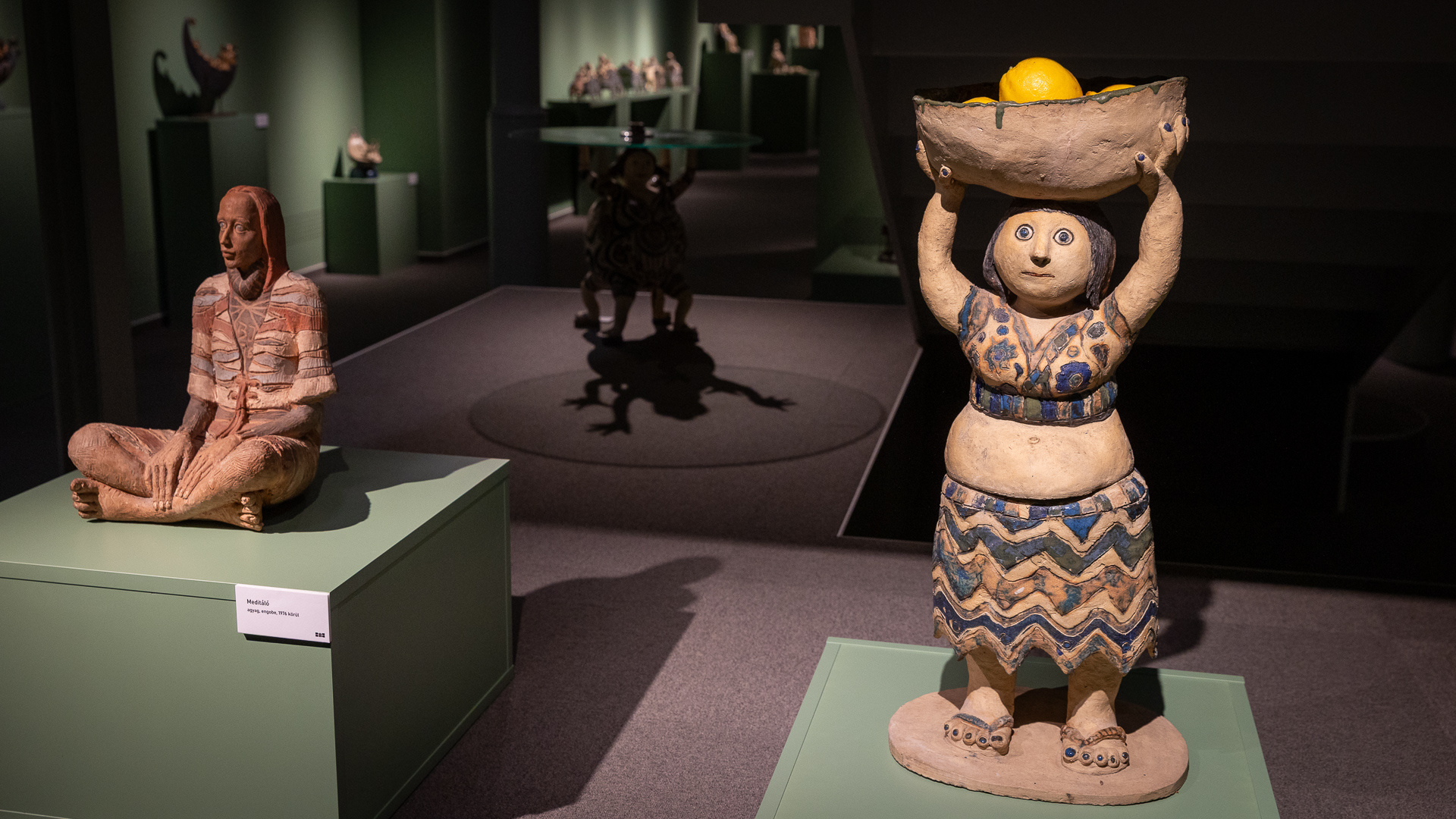 Az esendőség dicsérete – Karnevál a pince mélyén