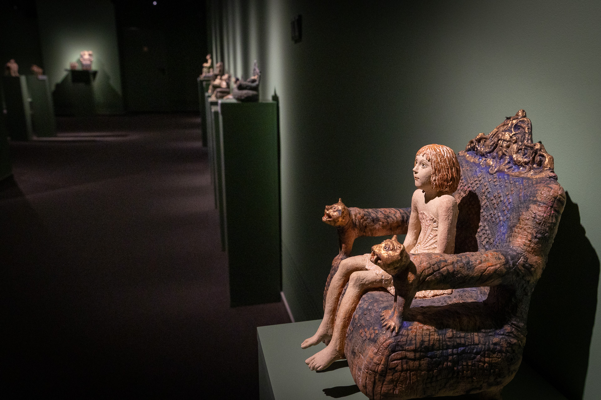 Az esendőség dicsérete – Karnevál a pince mélyén