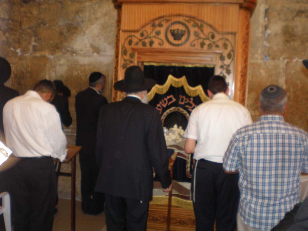Imádkozó zsidók a Siratófal belsejében az ünnep előtt