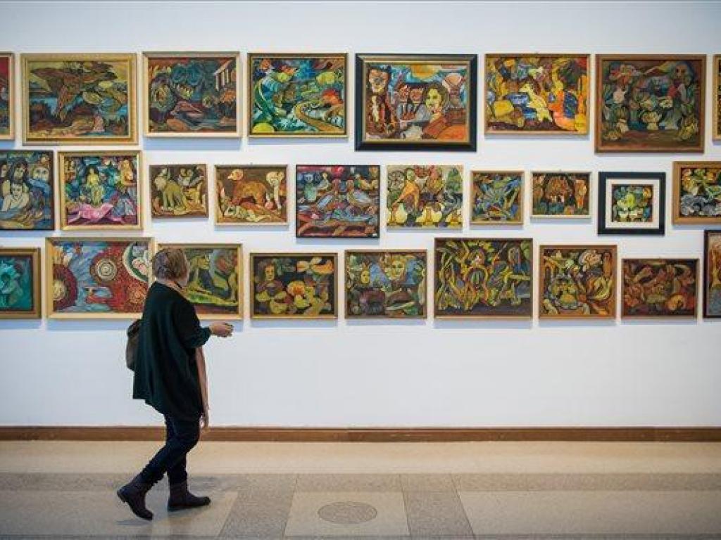 Érdeklődő a Balázs János festményei a Horn gyűjteményből című kiállítás sajtójárásán a fővárosi Műcsarnokban – MTI/Balogh Zoltán